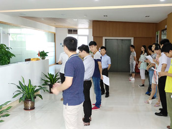 绿和塑木员工晨会
