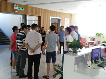绿和塑木员工游戏时间