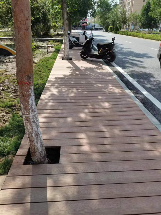 圆孔塑木地板应用于新疆奎屯市准格尔路街道景观工程